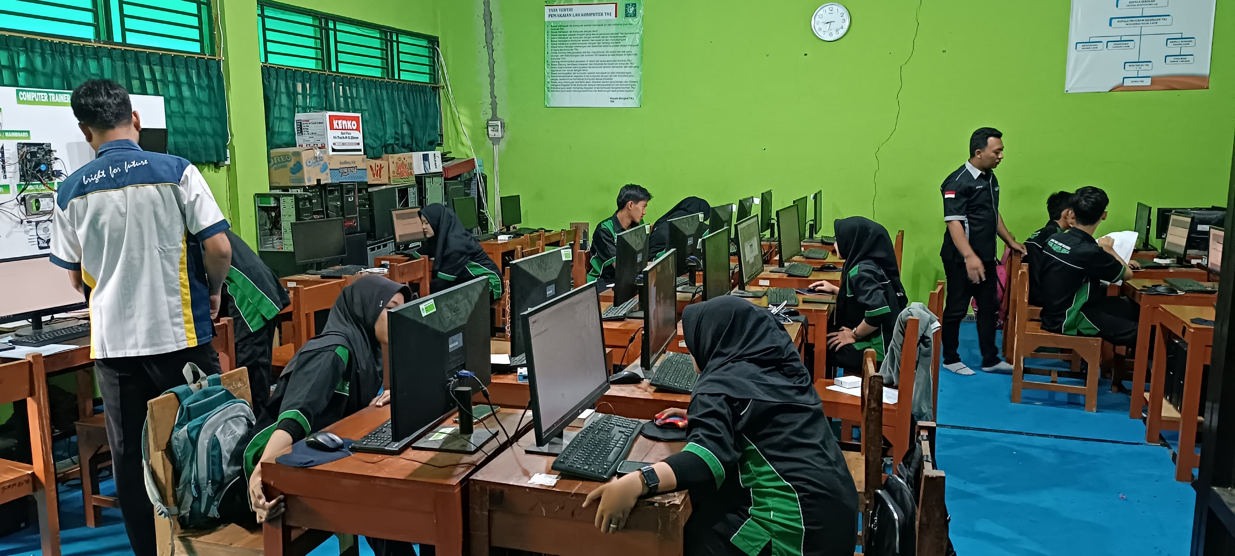 foto kepala sekolah